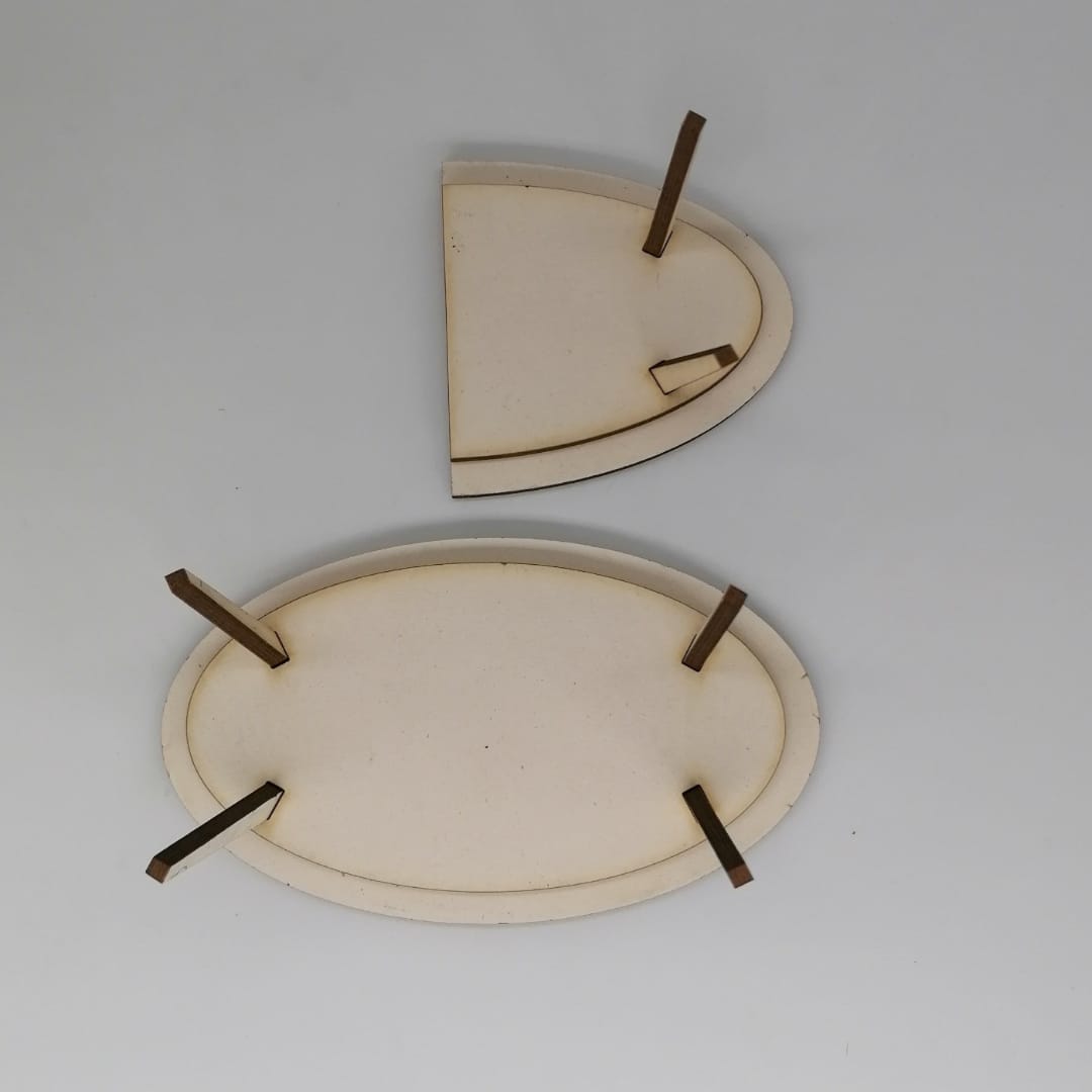 ovaler Miniatur Tisch im Maßstab 1:12