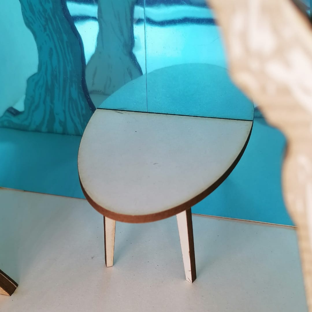 ovaler Miniatur Tisch im Maßstab 1:12