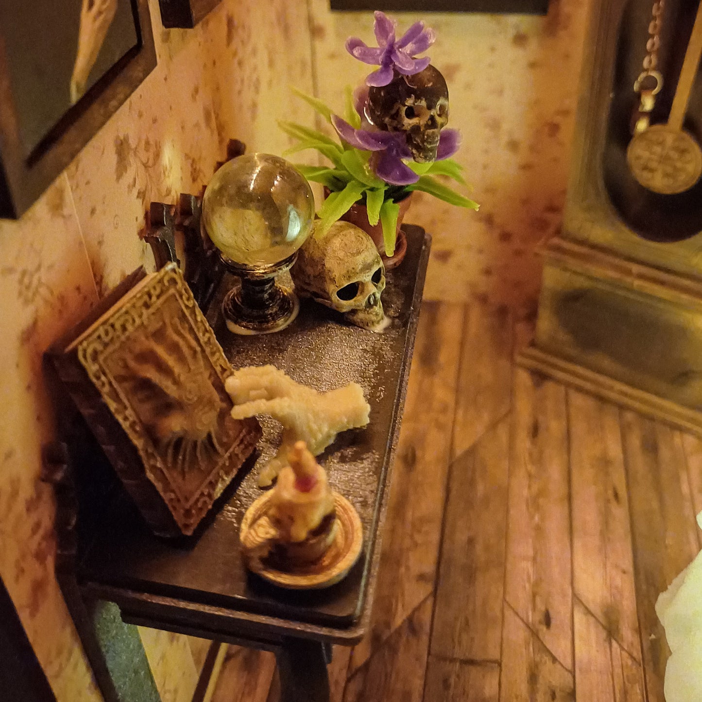 Book Nook Halloween im Geisterhaus
