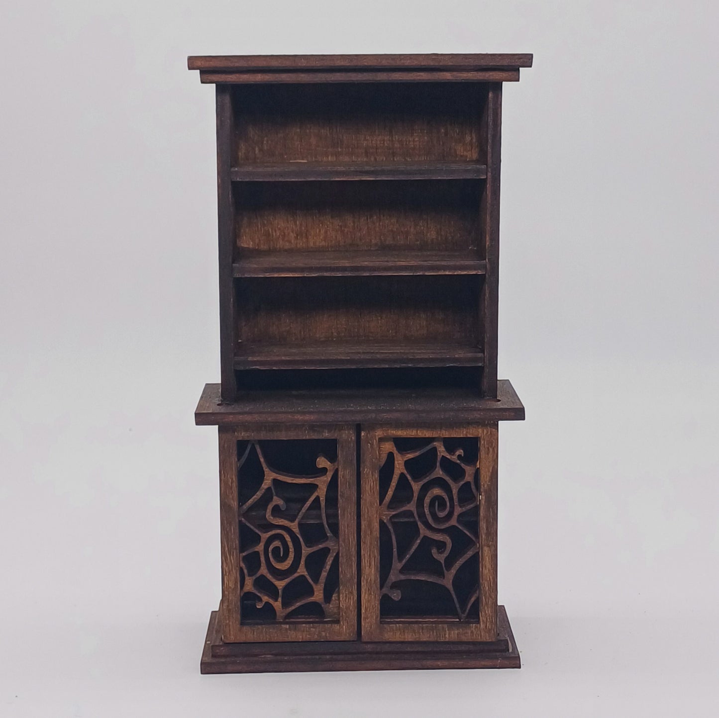 Bücherregal für Miniaturen im Maßstab 1:12 - Spinnentüren bemalt - Miniatur Moebel
