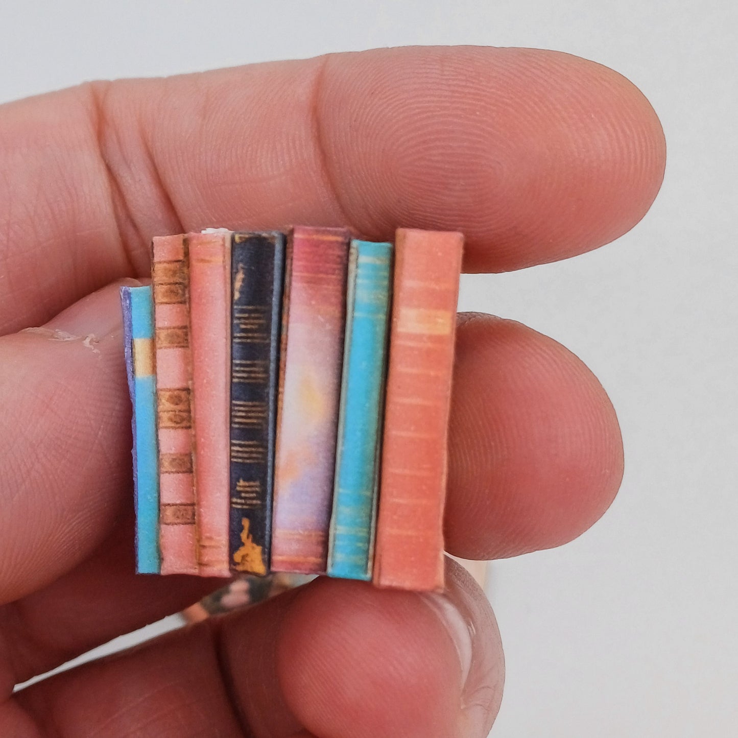 Miniatur Bücher in Pastellfarben im Maßstab 1:12 zum Drucken und Basteln