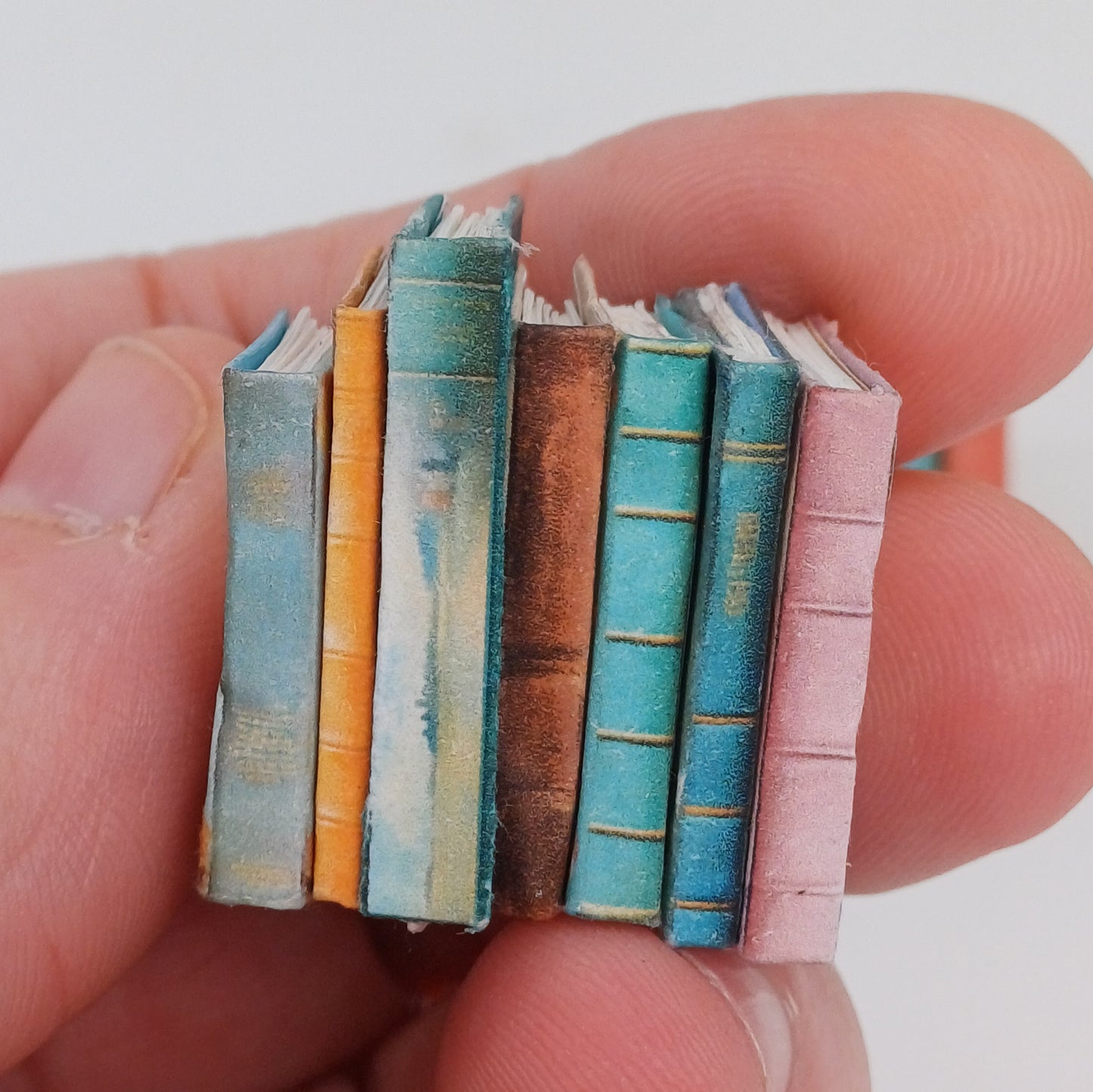 Miniatur Bücher in Pastellfarben im Maßstab 1:12 zum Drucken und Basteln