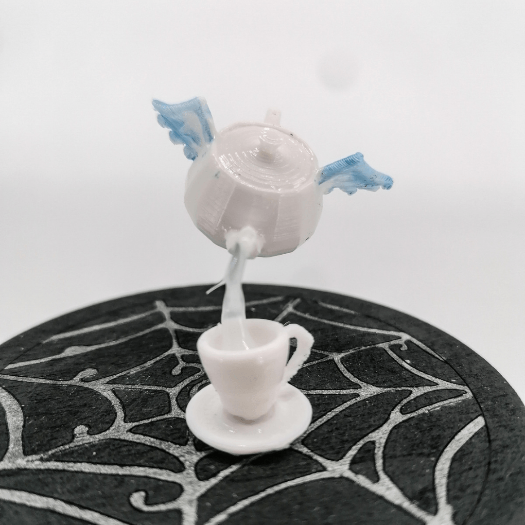 Miniatuur vliegende theepot en beker op schaal 1:12