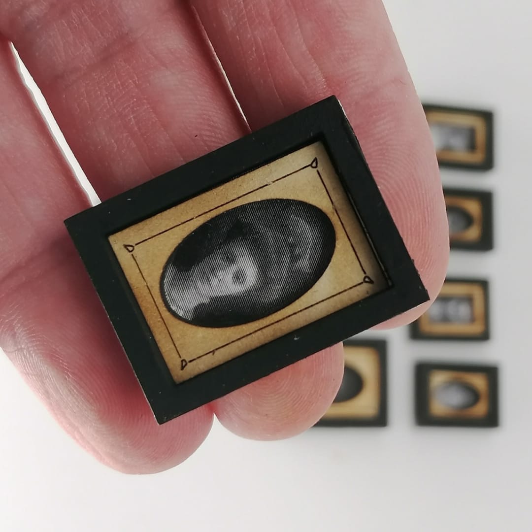Miniatuur portret fotolijstje op schaal 1:12