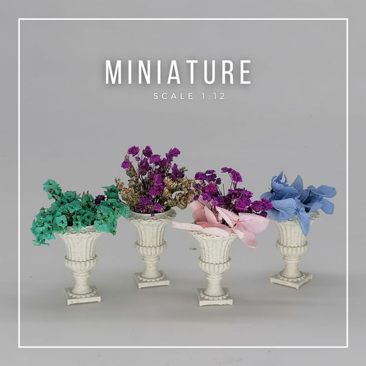 Flores en miniatura en un jarrón de suelo a escala 1:12