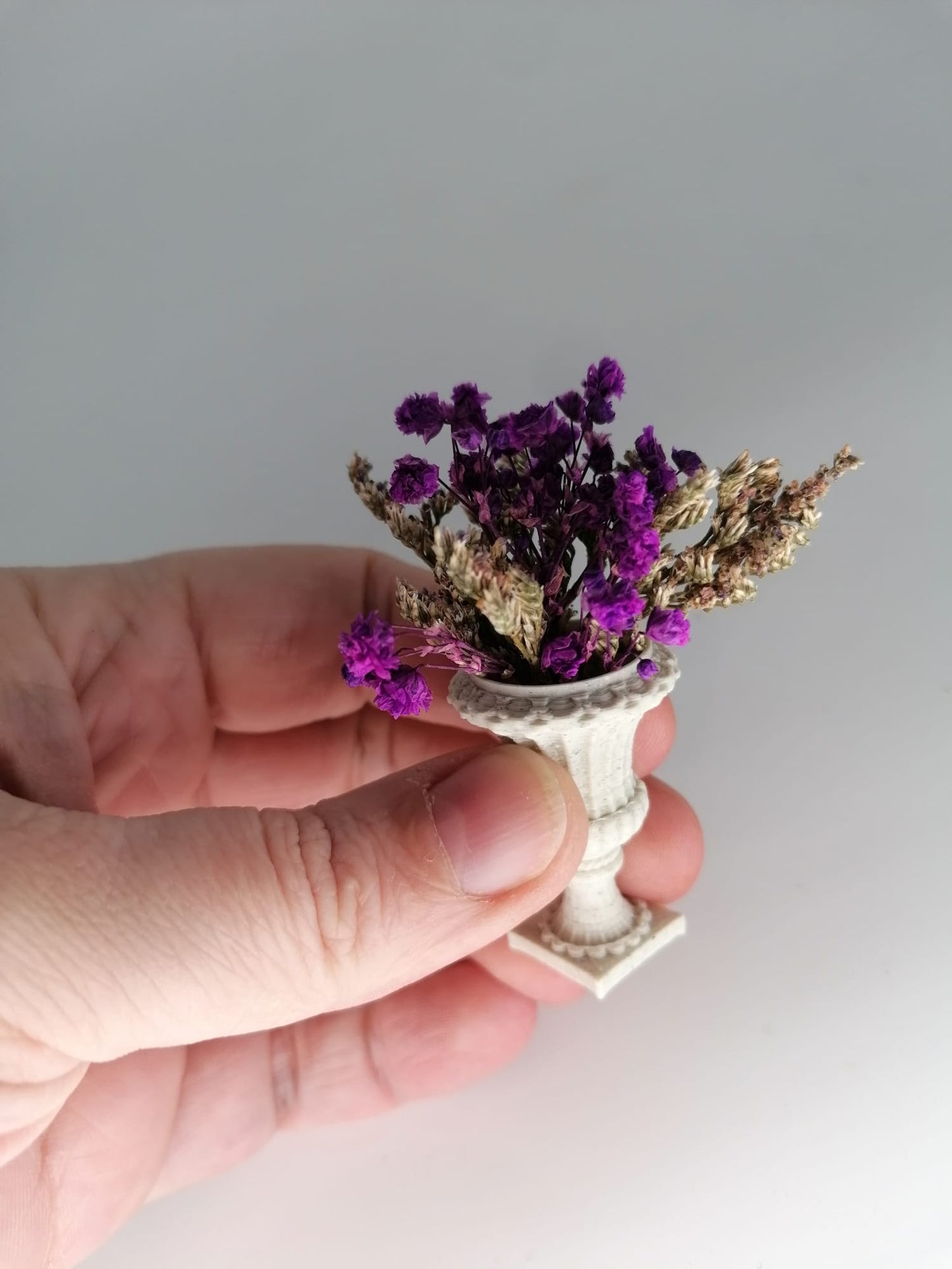 Miniatuur bloemen in een vloervaas op schaal 1:12